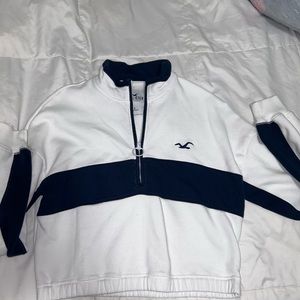 Hollister cropped pull over size small. EUC!!